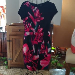 Worthington size 6 Floral Dress Short sleeve.  Soft material.  Split bottom.